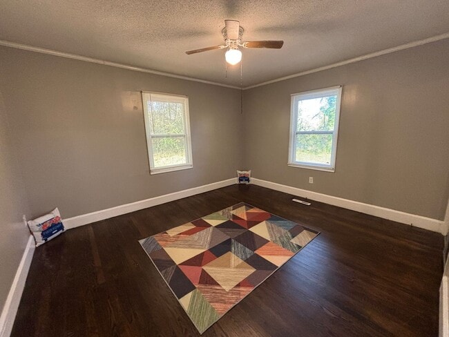 Building Photo - Coming Soon! 3 bedroom 1 bathroom house !