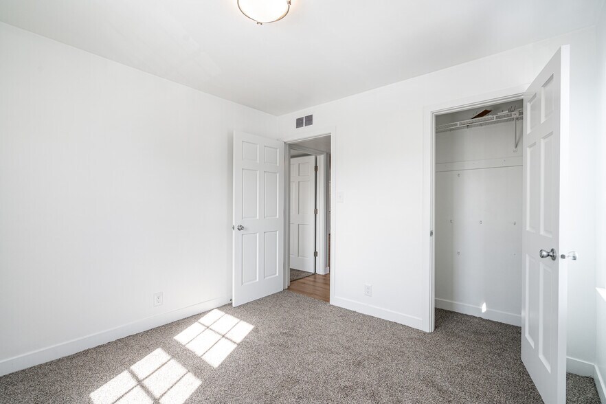 Building Photo - 4304 N Sheffield Ave