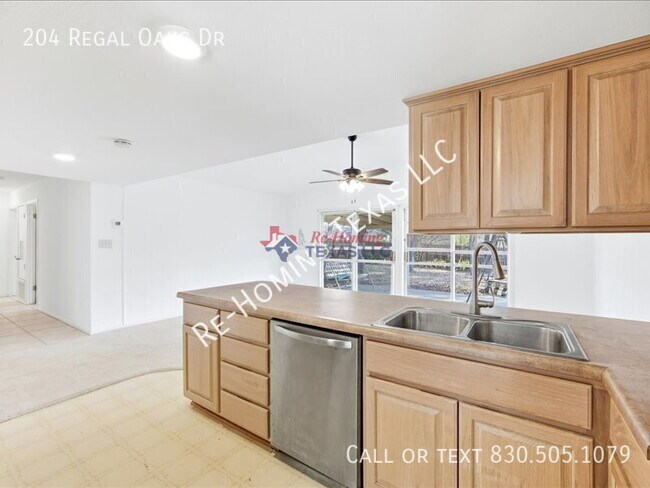 Building Photo - 204 Regal Oaks Dr