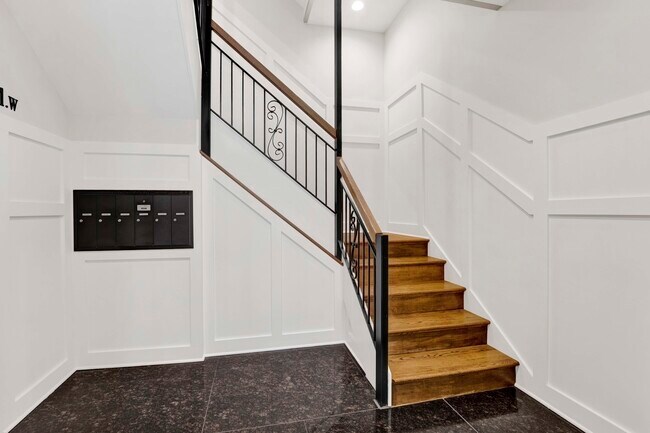 Building Photo - 120 E 57th St