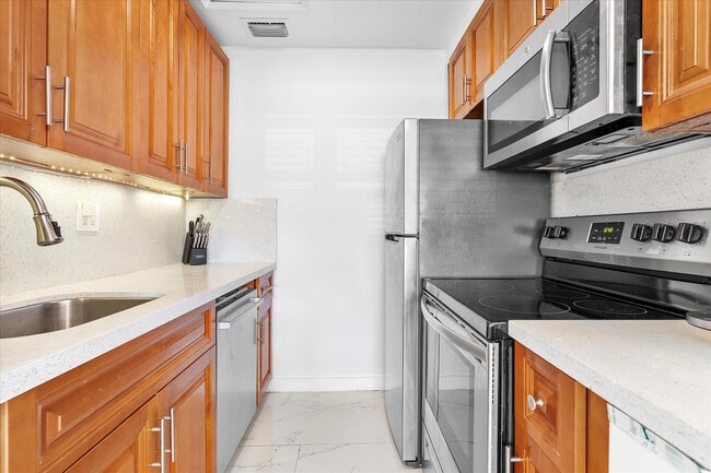 Building Photo - 440 N Rainbow Dr