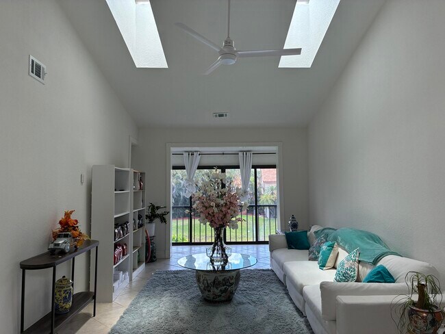 Building Photo - 7895 La Mirada Dr