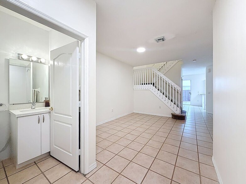 Building Photo - 4330 NW 114th Pl