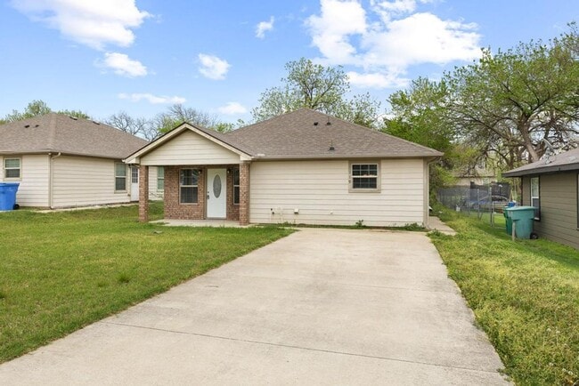 Building Photo - Step into comfort and modern convenience with this charming 3-bedroom, 2-bathroom home in Sherman...