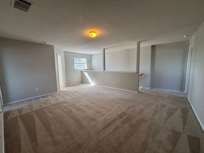 Building Photo - Spacious & Bright 4-Bedroom Home with Mode...