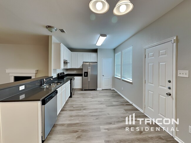 Building Photo - 207 Moonlight Dr