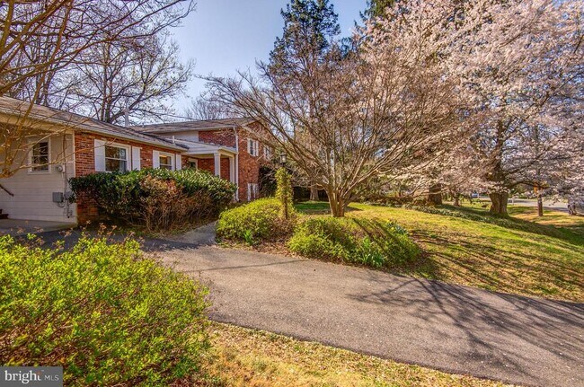 Building Photo - 8805 Honeybee Ln