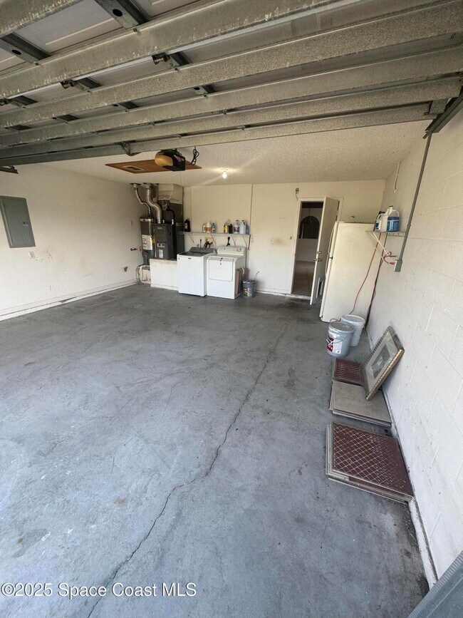 Building Photo - 2129 Redwood Cir