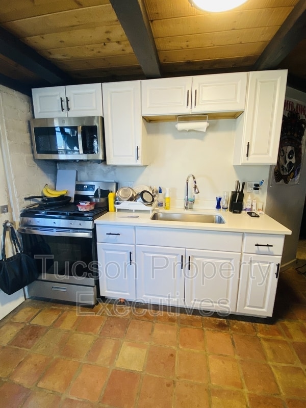 Primary Photo - 2126 E Silver St