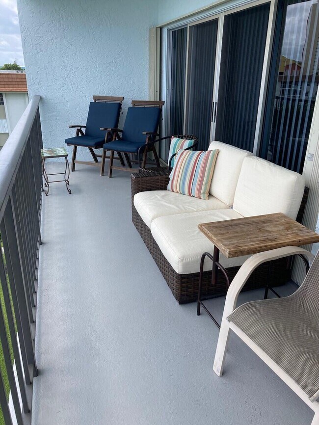 Building Photo - 3040 Lake Shore Dr