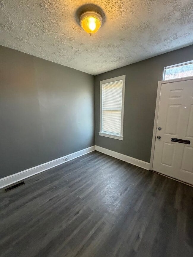 Building Photo - 4 Bedroom House