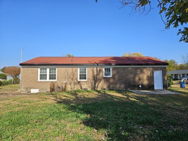 Building Photo - 410 Desmond Dr