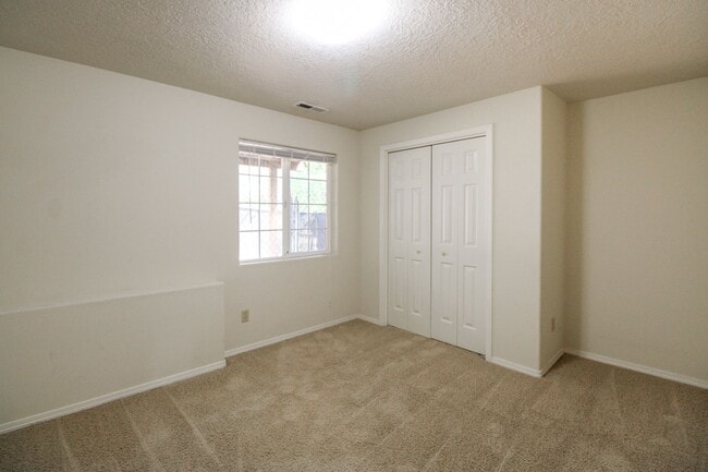 Building Photo - 3200 Lorian Ln SE