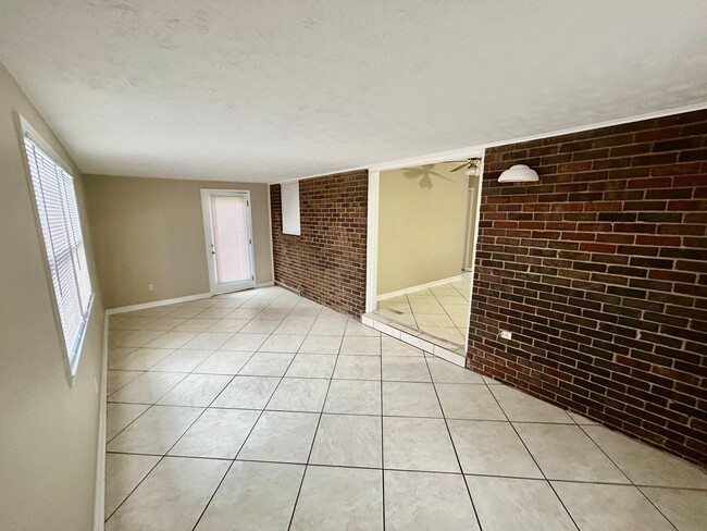 Building Photo - Newly Remodeled 4-Bedroom, 3-Bath with Fin...