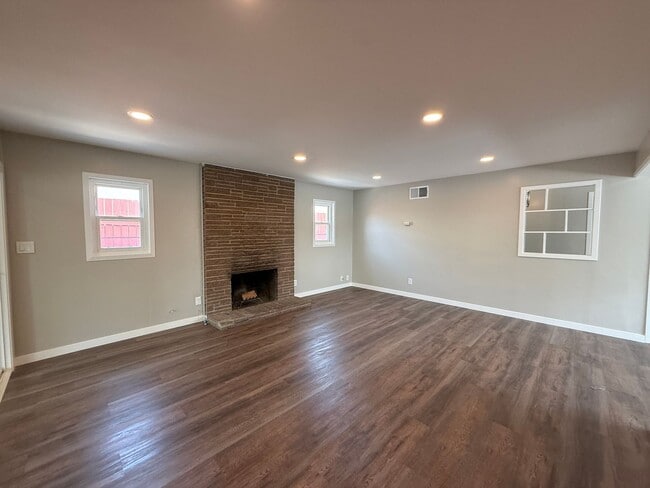 Building Photo - Centrally Located Single Story Updated Home