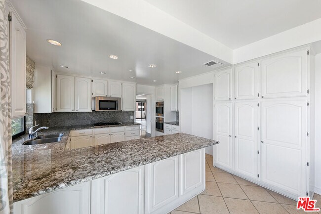 Building Photo - 214 N Crescent Dr