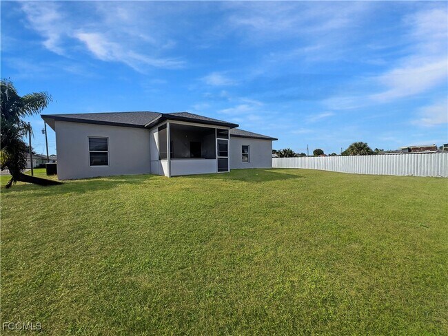 Building Photo - 906 Alfreda Ave