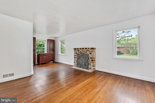 Building Photo - 6233 Woodcrest Ave