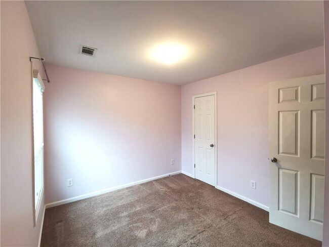 Building Photo - 2430 Woodford Ln NE