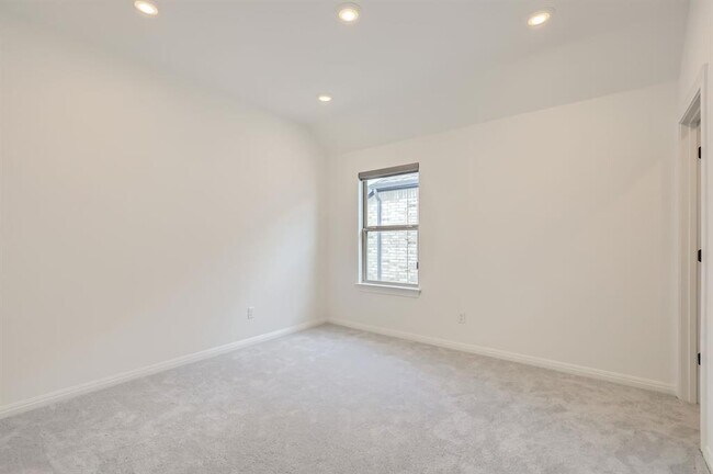 Building Photo - 1208 Legends Ln