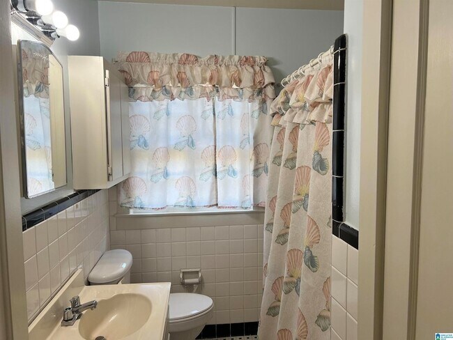 Building Photo - 605 North St E