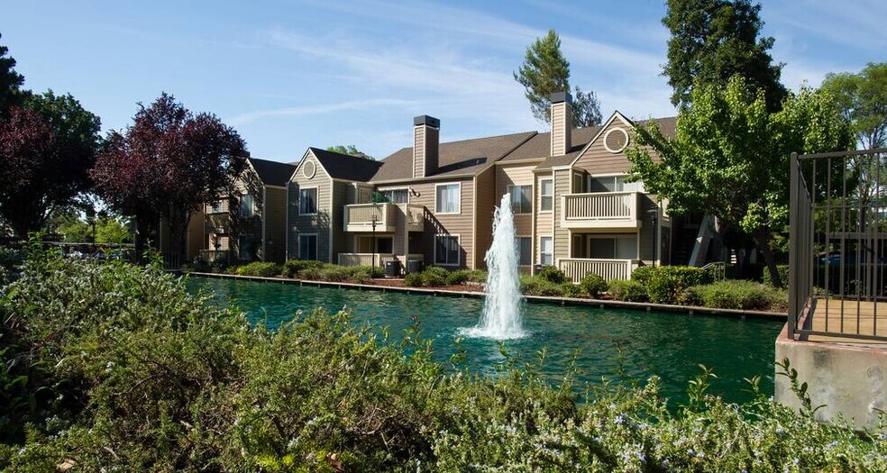 Great landscaping in the apartment complex - perfect for evening walks - 140 Reflections Dr