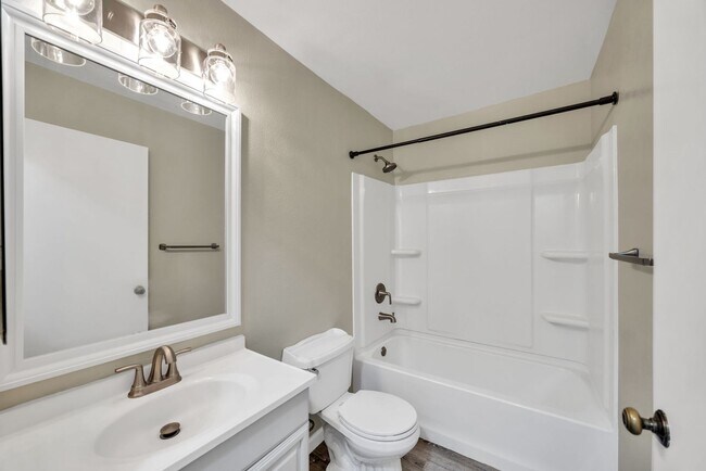 Building Photo - PET FRIENDLY and GROUND FLOOR Unfurnished ...