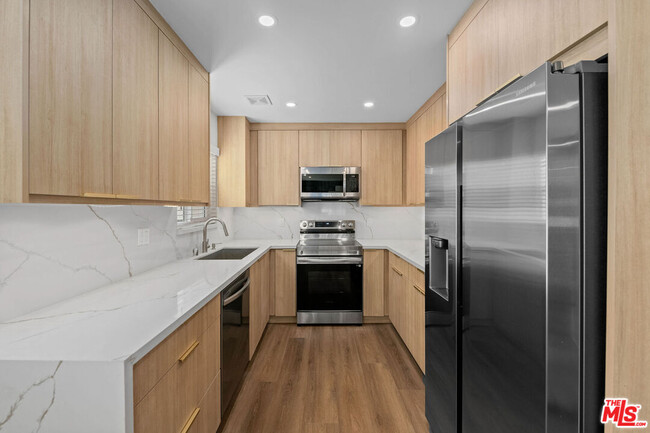 Building Photo - 2447 Beachwood Dr