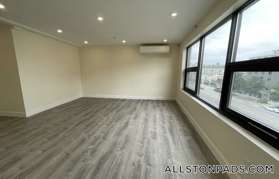 Building Photo - 1028a Commonwealth Ave