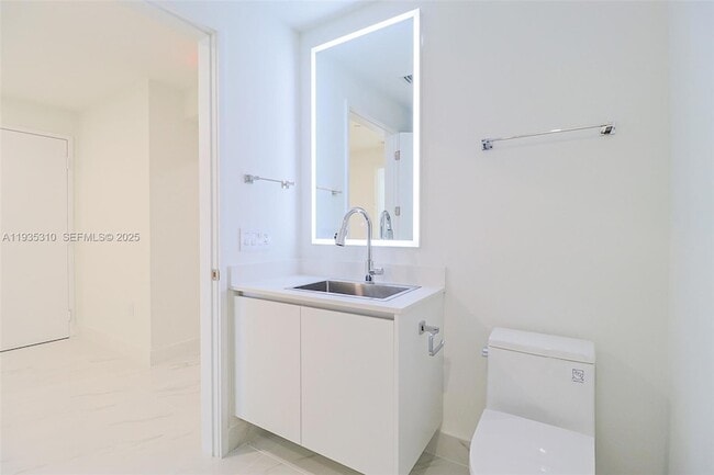 Building Photo - 700 NE 24th St