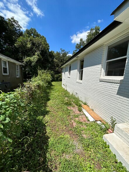 Right side of house - 305 Orange St