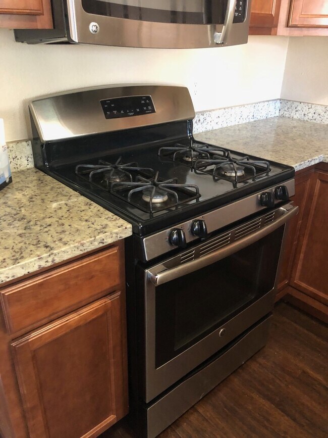 Building Photo - 3 Bedroom / 2 Bath / 2 Car Garage in Quiet...