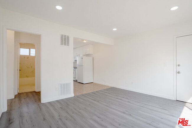 Building Photo - 241 W 84th St