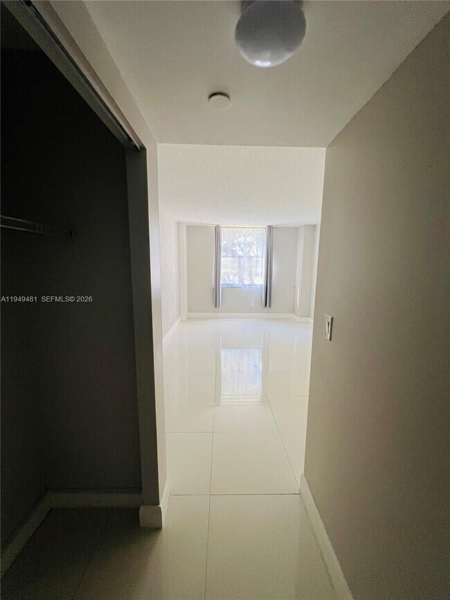 Building Photo - 1470 NE 123rd St