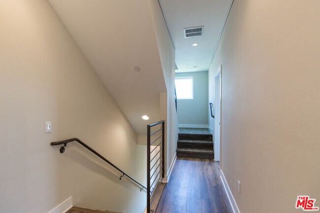 Building Photo - 2753 Waverly Dr