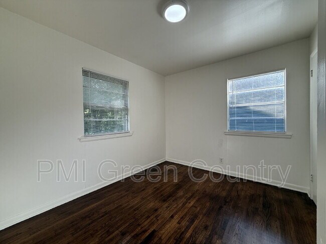 Building Photo - 1547 E 51st St N