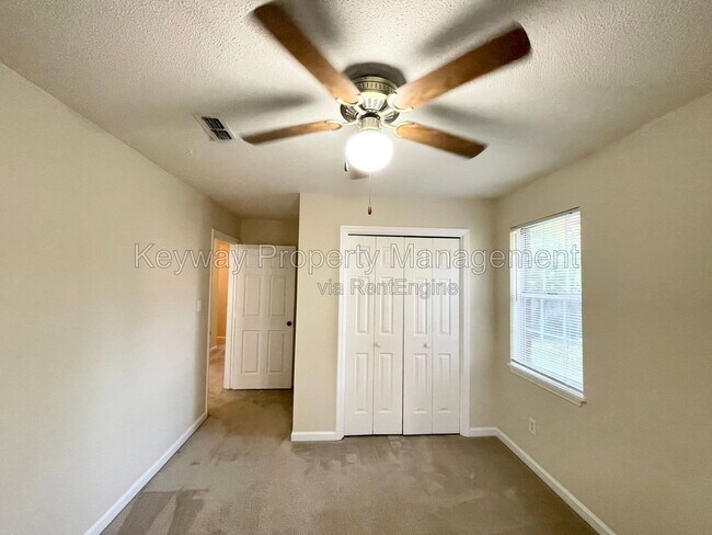 Building Photo - 642 Clinton Way W
