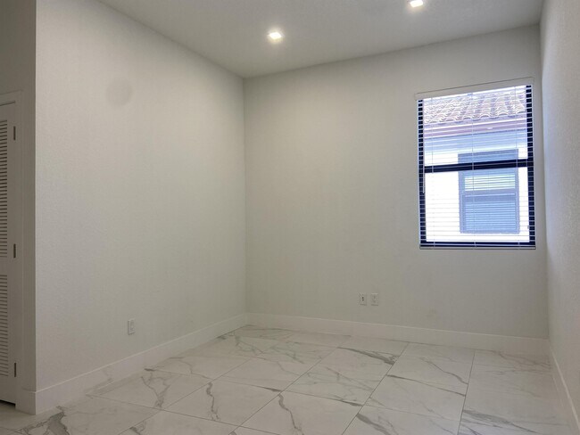 Building Photo - 359 Bella Sol Way