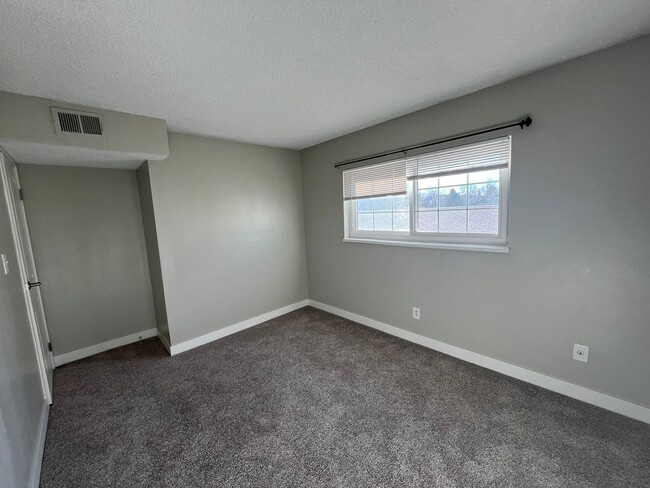 Building Photo - 3 Bedroom 2 Bathroom Condo Near Leetsdale ...