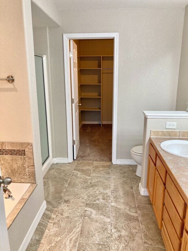 Building Photo - Lovely 3 Bedroom, 2.5 Bathroom Townhome
