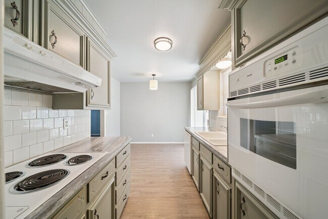 Building Photo - Adorable Home in Midtown!