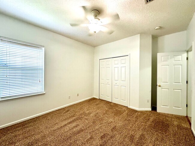 Building Photo - North Hampton! Amenities Galore! 4 Bed, 3 Bath!