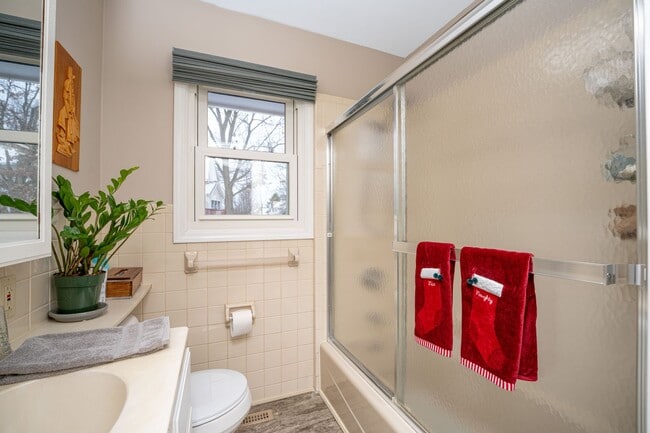 Building Photo - Four Bedroom Home in Portage