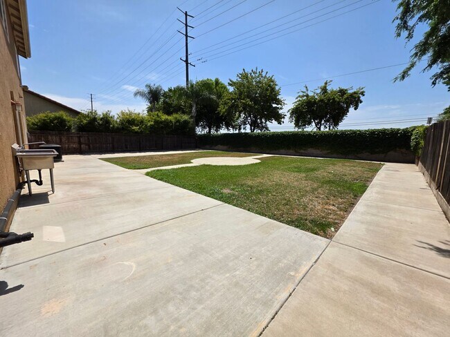 Building Photo - 4 bedroom 3 bathroom in SE Visalia!
