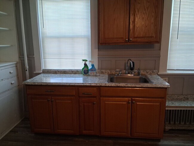 Building Photo - Compact Convenience: Efficiency Studio Next to Hospital, Utilities Included