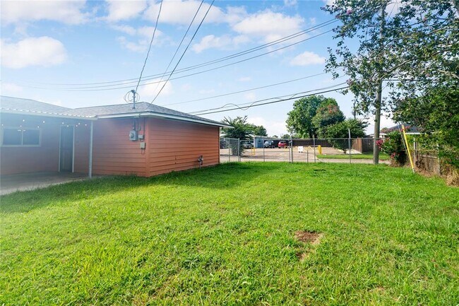 Building Photo - 2210 Chestnut Ln