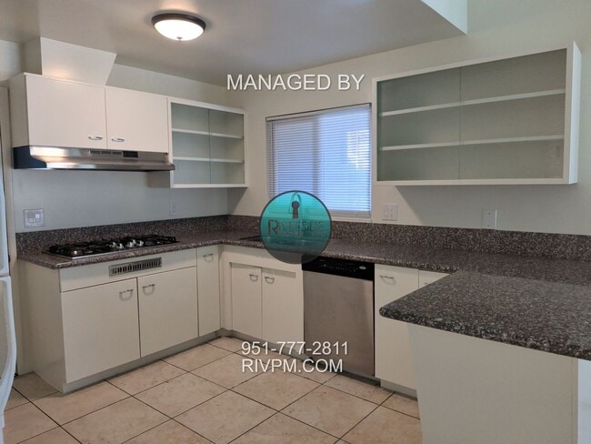 Building Photo - Mid-Century Modern Beauty with Spacious Backyard