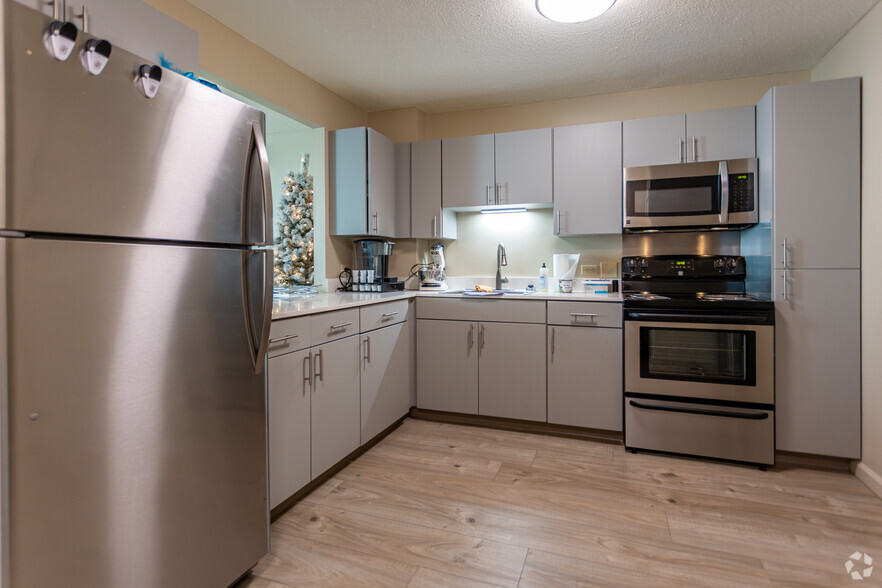 1BR, 1BA - 545SF - Kitchen - BROADWAY TOWERS