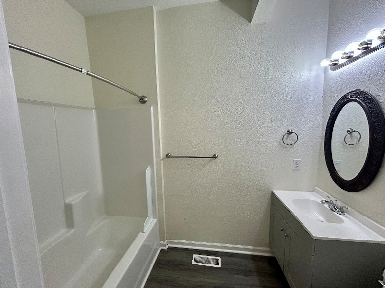 Building Photo - 404 E 18th St