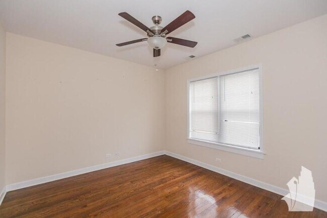 Building Photo - 3 bedroom in Chicago IL 60640